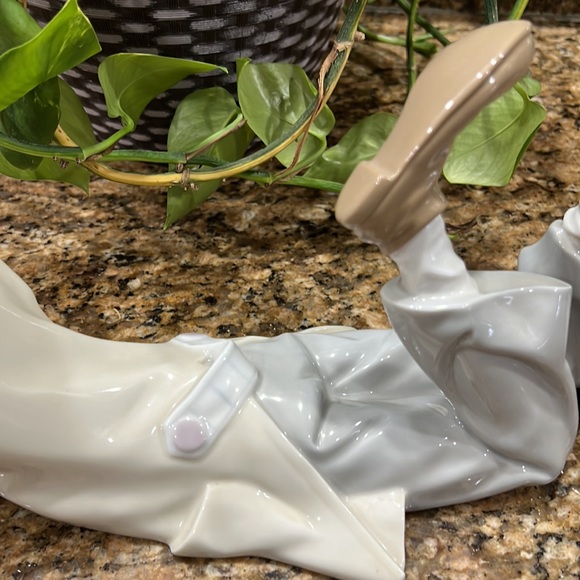 Llardo collectible large clown Well usually posing with a ball - Picture 7 of 10